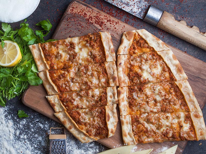 Kıymalı Kaşarlı Pide